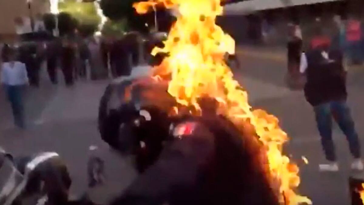 Impactante: Prenden fuego a policía en manifestaciones en México