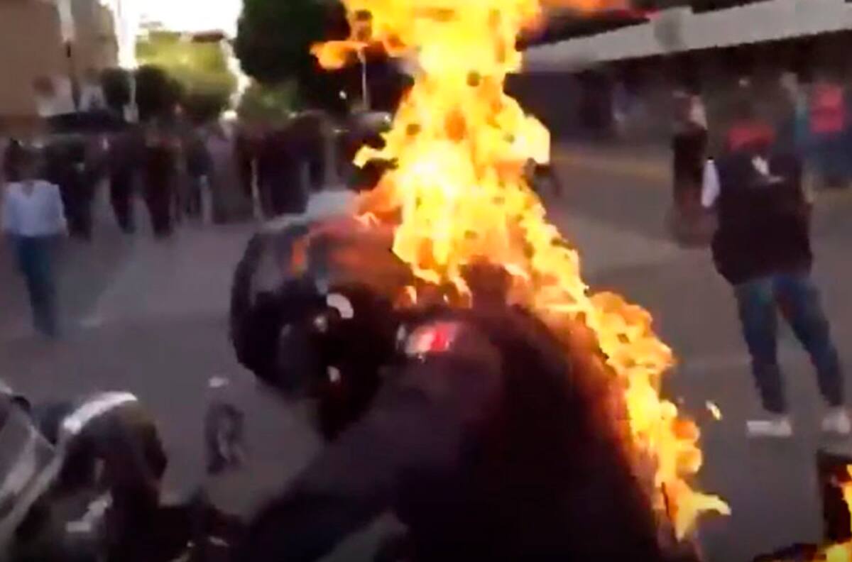 Impactante: Prenden fuego a policía en manifestaciones en México
