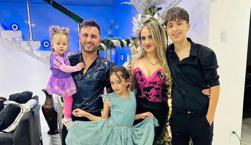 junto a su esposo y tres hijos