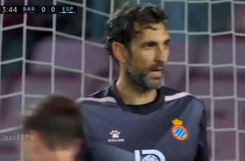 ¡Casi! Diego López frustró el gol olímpico de Lionel Messi