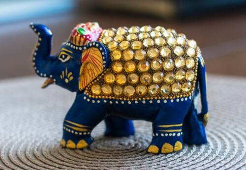 Los elefantes son un símbolo de sabiduría y fortaleza, pero también de fortuna. El algunas casas incluso les dejan un billetito para llamar al dinero.