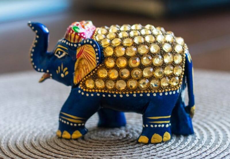 Los elefantes son un símbolo de sabiduría y fortaleza, pero también de fortuna. El algunas casas incluso les dejan un billetito para llamar al dinero.