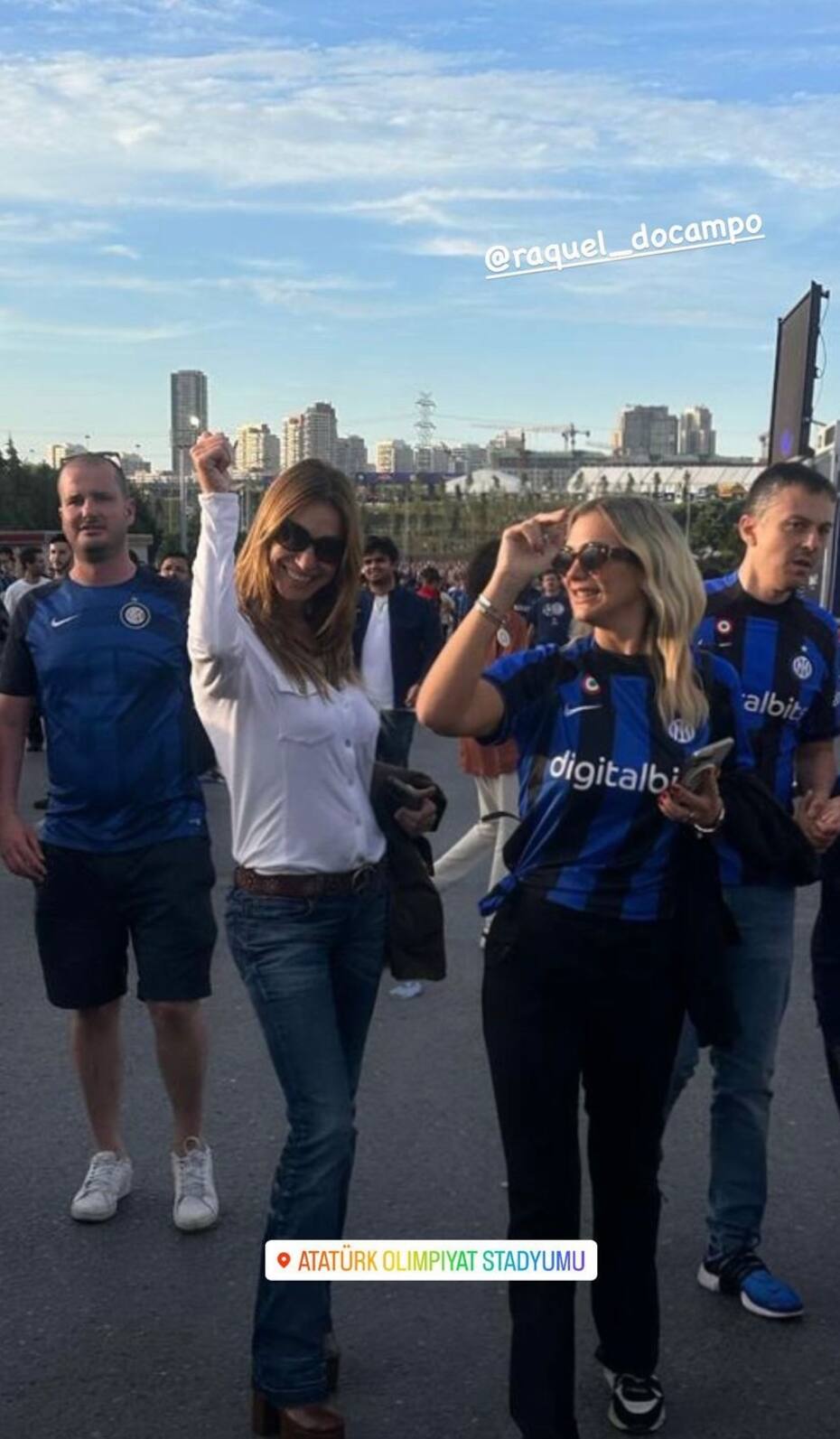 María Alberó a la entrada del estadio. Créditos: Instagram.