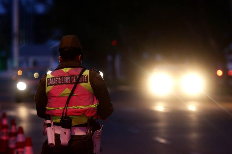 Santiago 2 de mayo de 2019
El Seremi de Transportes y Telecomunicaciones, Eddy Roldán, y el Jefe de Zona Tránsito y Carreteras, General Manuel Valdés, inician las fiscalizaciones en el marco del período de restricción vehicular 2019. en la fotografía carabineros junto al personal de fiscalización controlan a automovilistas.
Javier Salvo/ Aton Chile