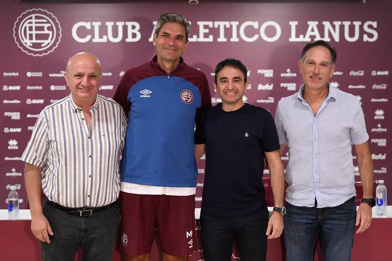 Mauricio Pellegrino, junto a el vicepresidente de Lanús, Alejandro Maron (último a la derecha).