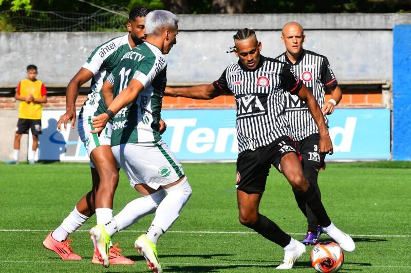(blanco y negro) juega en la Primera División de Uruguay. Foto: El País.