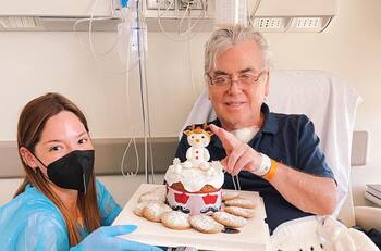 “No me va a quedar vida para agradecerles”: La emoción de Kel Calderón con el equipo médico que cuida a su padre, Hernán Calderón, en la clínica