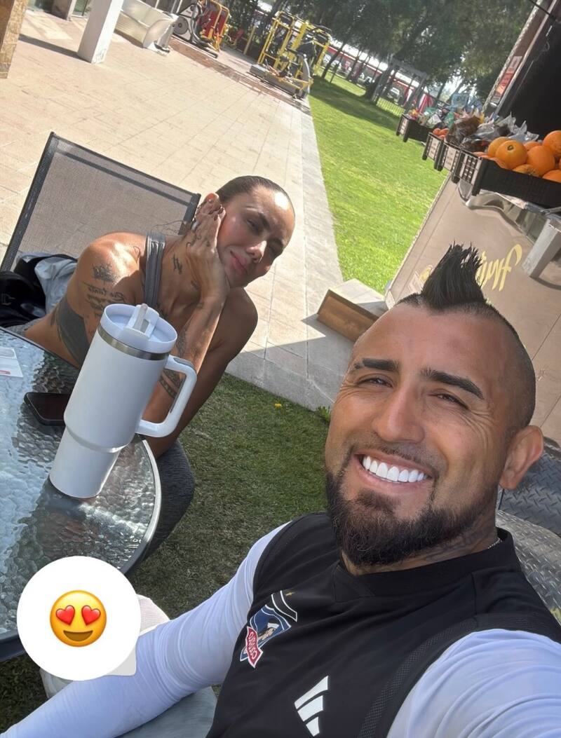 La pareja disfruta de una entretenido panorama.