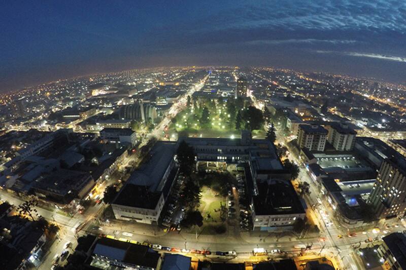 La deterioración de las calles o veredas puede ocurrir por el tiempo o el uso constante.