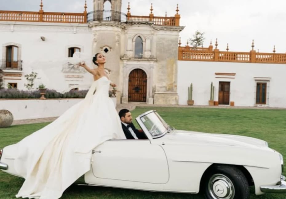 La influencer lució un hermoso Mercedes.