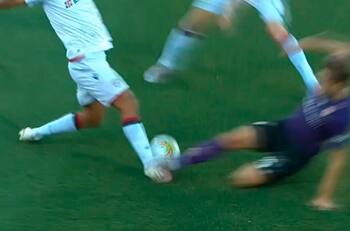 ¿Fue al balón? Federico Chiesa casi rompió el tobillo de su rival