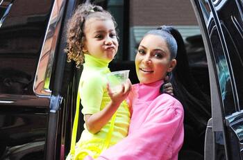 “No jueguen conmigo cuando se trata de mis hijos”: Kim Kardashian ataca a los que criticaron a su hija tras mostrar su nuevo cuadro