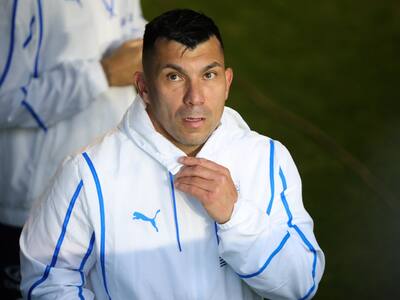 DT de la UC explicó la situación de Gary Medel: “Veremos cómo resolvemos el problema”