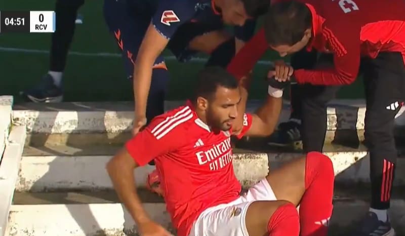 El jugador Vangelis Pavlidis, del Benfica, sufrió una fea caída en el partido amistoso frente a Celta de Vigo.