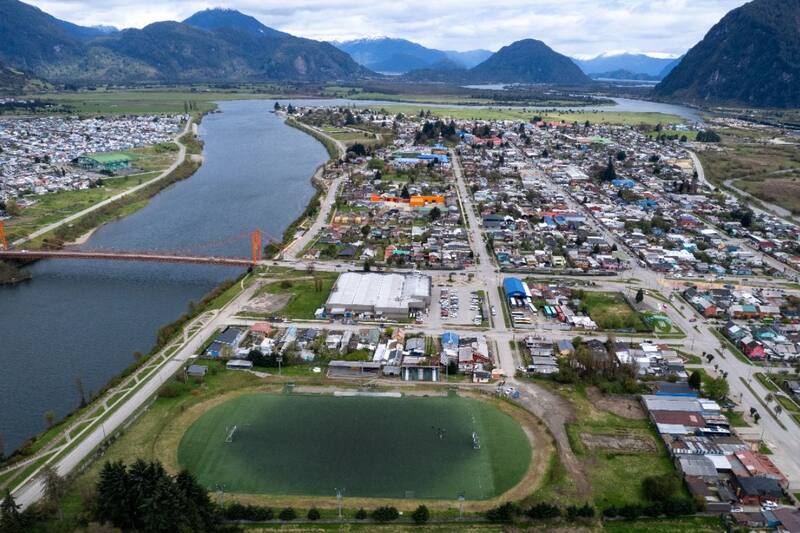 Una impresionante vista aérea del estadio ANFA de Puerto Aysén, con el Río Aysén como marco natural.