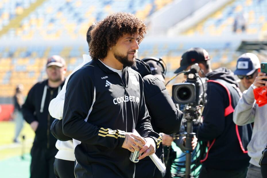 no cambia su postura.