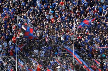 Una butaca y botellas de agua: el duro informe arbitral que puede complicar a la U en sus futuros partidos de local