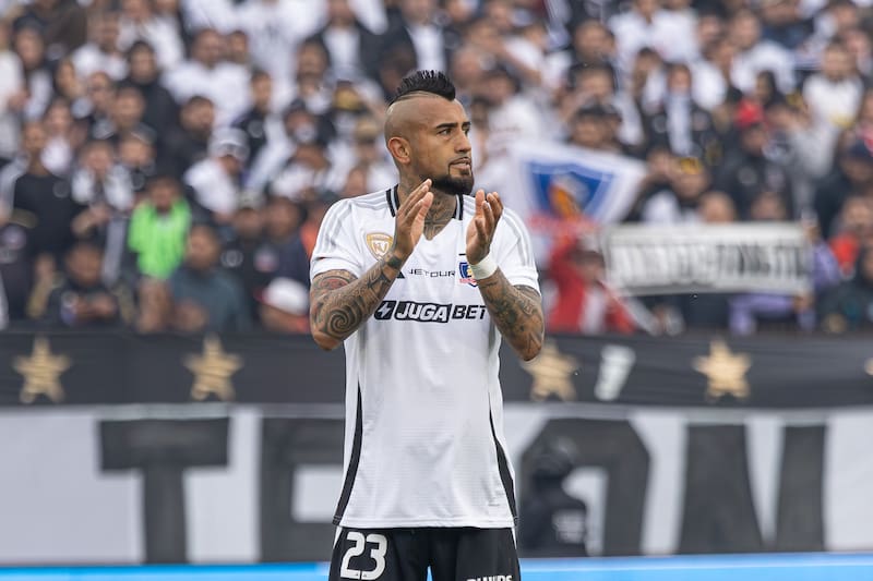 El King fue probado como volante de contención en la última práctica de Colo Colo. Foto: Felipe Escobedo