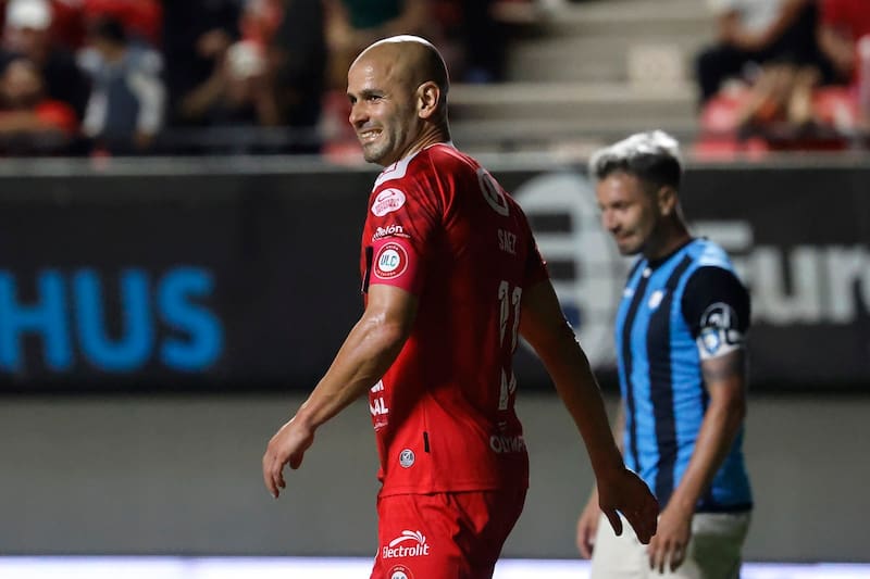 El delantero calerano mandó su apoyo a Javier Saldías. Foto: Agencia Aton.