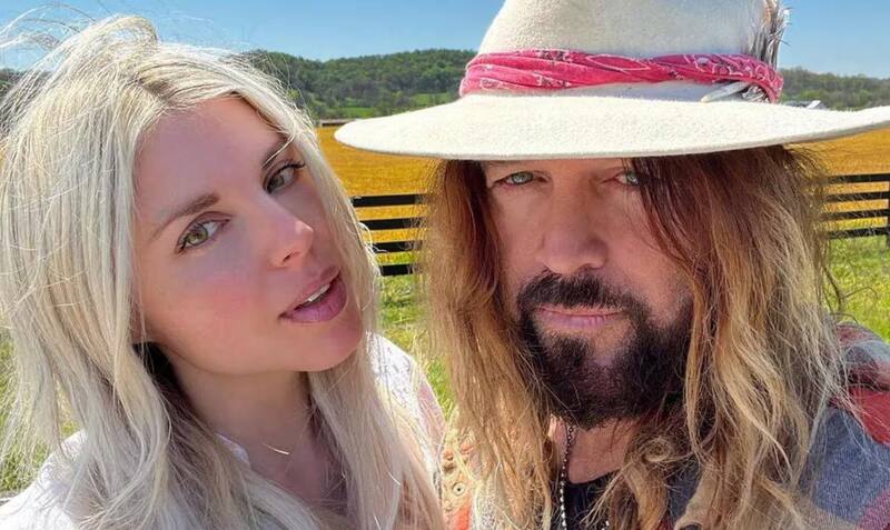 se divorcian, alegando "conductas maritales inapropiadas".