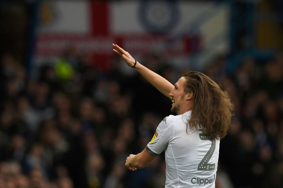 Luke Ayling anotó un golazo para la ventaja parcial del Leeds ante Huddersfield