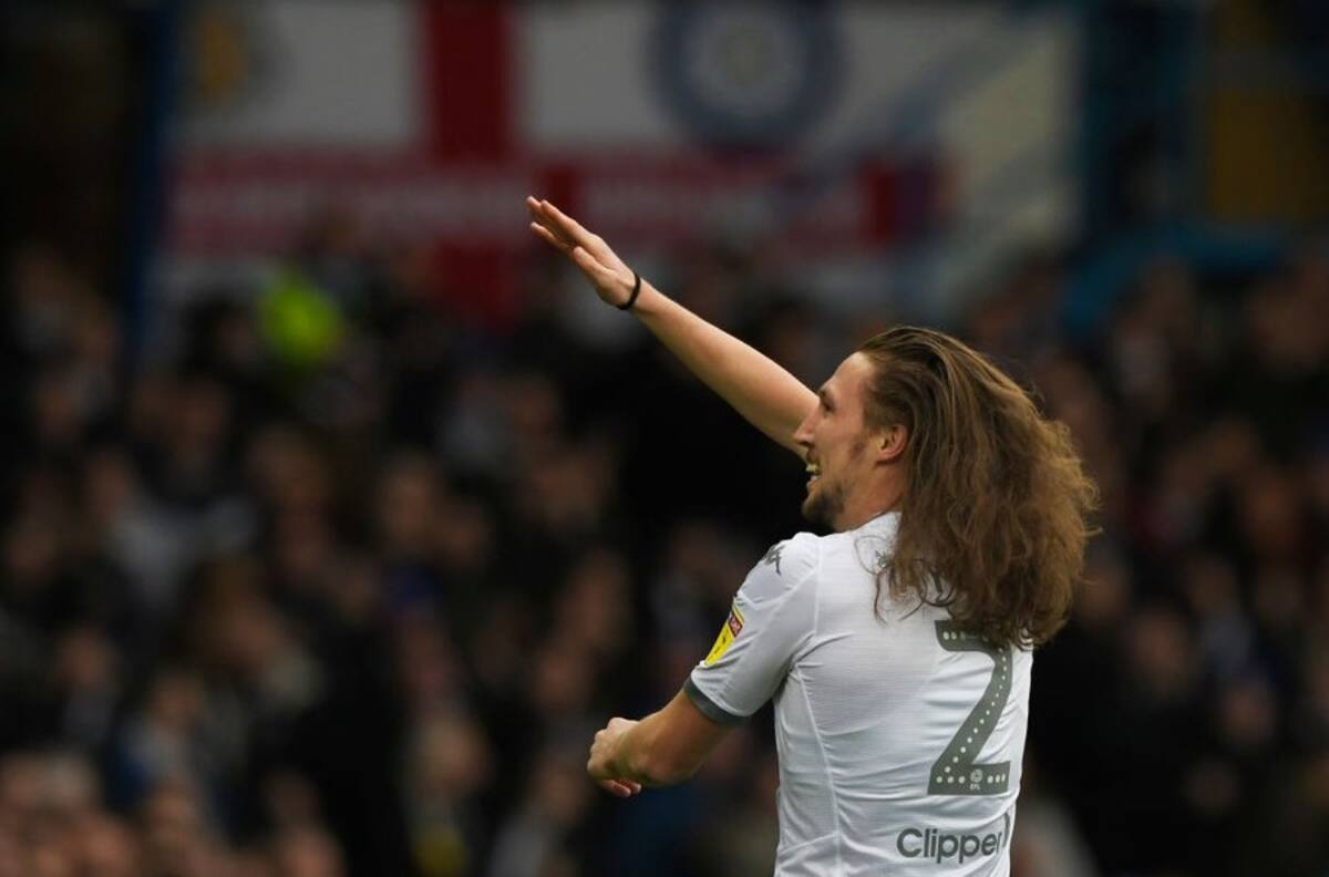 Luke Ayling anotó un golazo para la ventaja parcial del Leeds ante Huddersfield
