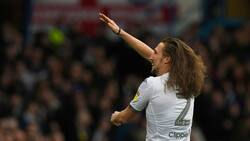 Luke Ayling anotó un golazo para la ventaja parcial del Leeds ante Huddersfield