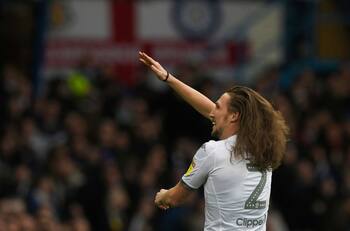 Luke Ayling anotó un golazo para la ventaja parcial del Leeds ante Huddersfield