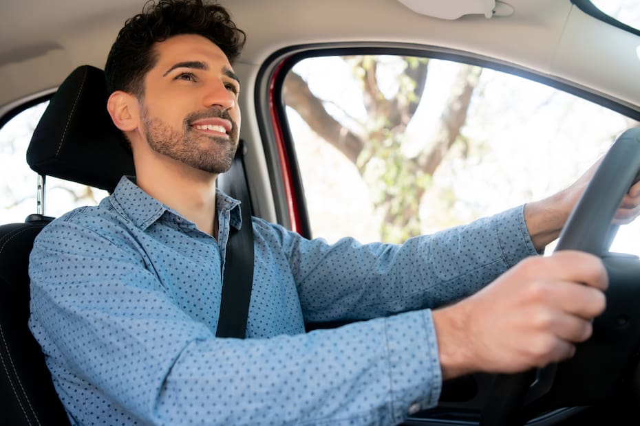La postura del conductor junto con el ajuste del volante son fundamentales al momento de manejar.