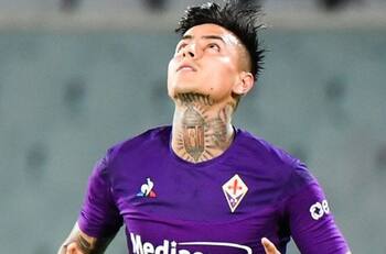 Erick Pulgar sufrió dura derrota con la Fiorentina ante el Cagliari