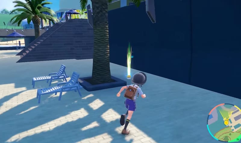 La MT161, Espacio Raro, está justo al lado de una palmera.