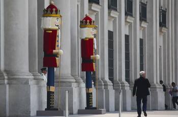 Fiesta Infantil de Navidad se realiza este martes frente a La Moneda: Conoce a qué hora comienza y los artistas que se presentarán