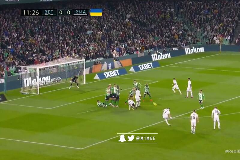 El delantero francés batió a Claudio Bravo, pero el gol fue anulado por el VAR.