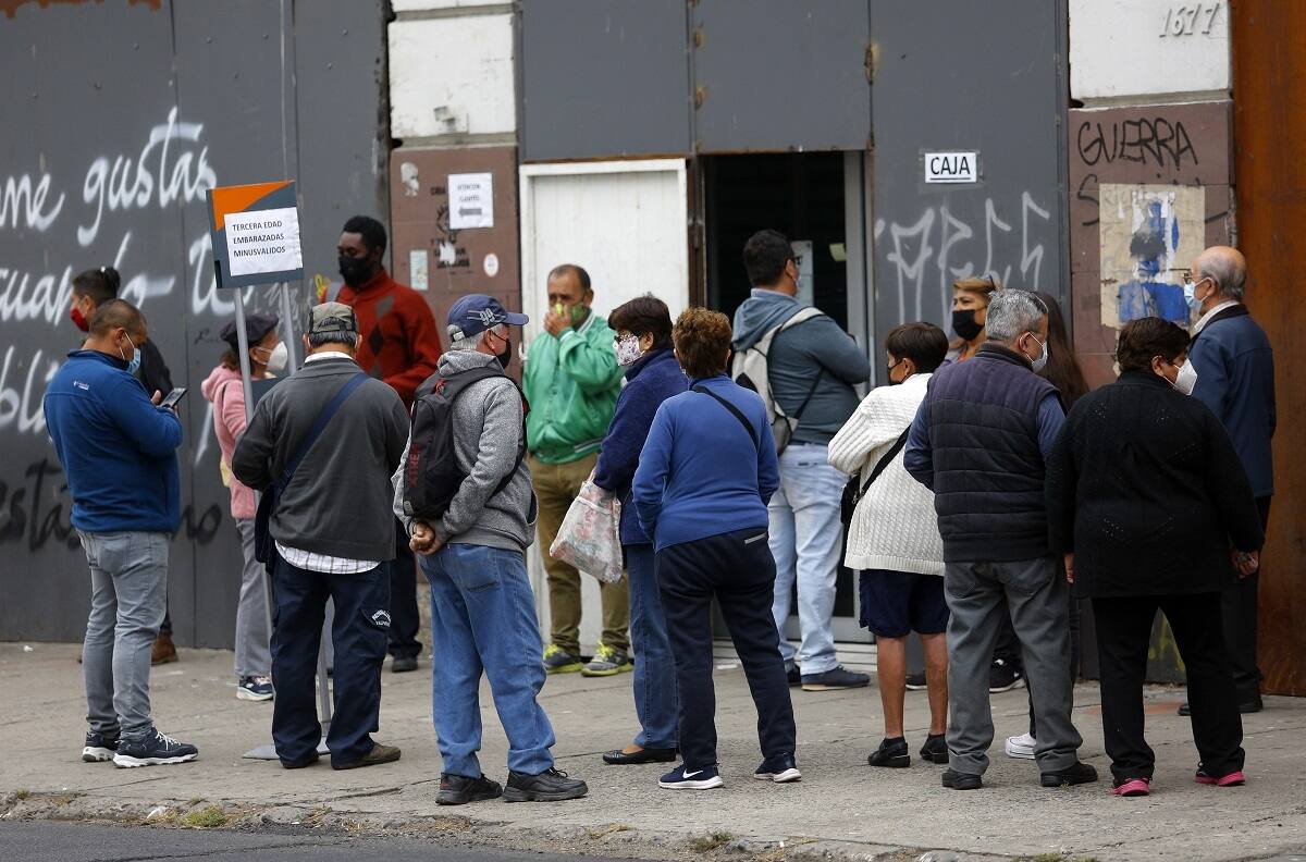 Con memes y críticas: BancoEstado fue objeto de quejas en redes sociales por cambio de tarjeta