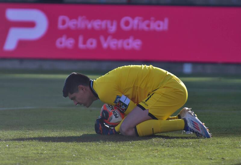 El arquero y capitán de Bolivia embolsa el balón en el estadio de El Alto, en La Paz, un terreno inexpugnable para la mayoría de las selecciones sudamericanas.