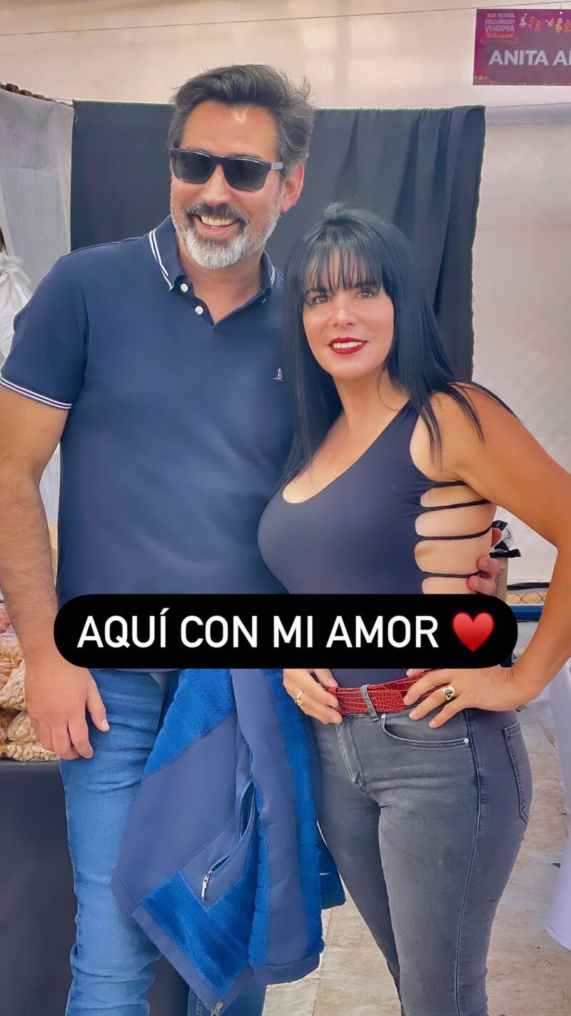 mostró amisterioso galán por redes sociales.