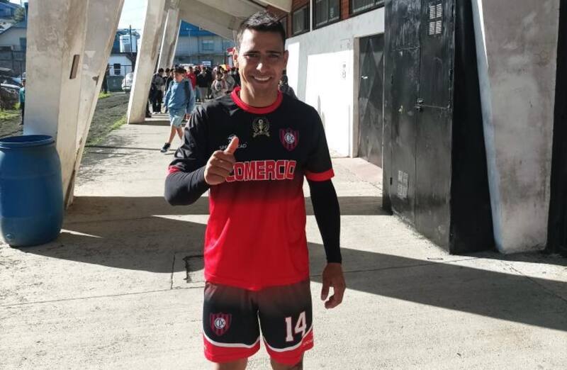 David Llanos brilla con Club Deportivo Comercio de Castro. Foto: Twitter.