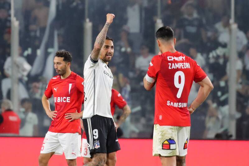 celebra ante los jugadores de la UC en el Clásico de 2024. Foto: Agencia Aton.