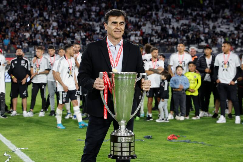 El actual técnico de Vélez Sarsfield posa con la copa de Colo Colo campeón 2022, quizás el momento deportivo más feliz de su paso por Chile.