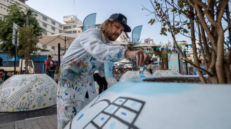 Así quedaron estos bolones ubicados fuera del Costanera Center.
