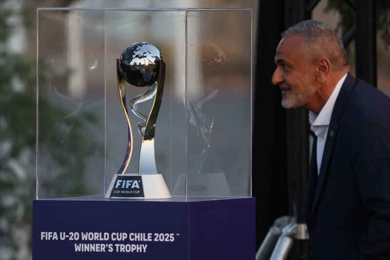 El máximo representante directivo del fútbol chileno en una de sus poses habituales: contemplativa.