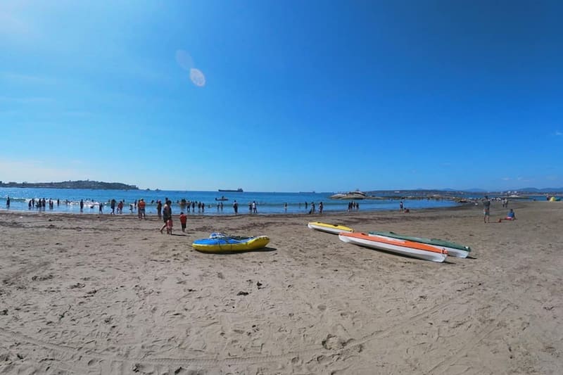 Se destacan por sus aguas cálidas, oleaje calmo y arena suave.
Créditos: Facebook - Playa Loncura.
