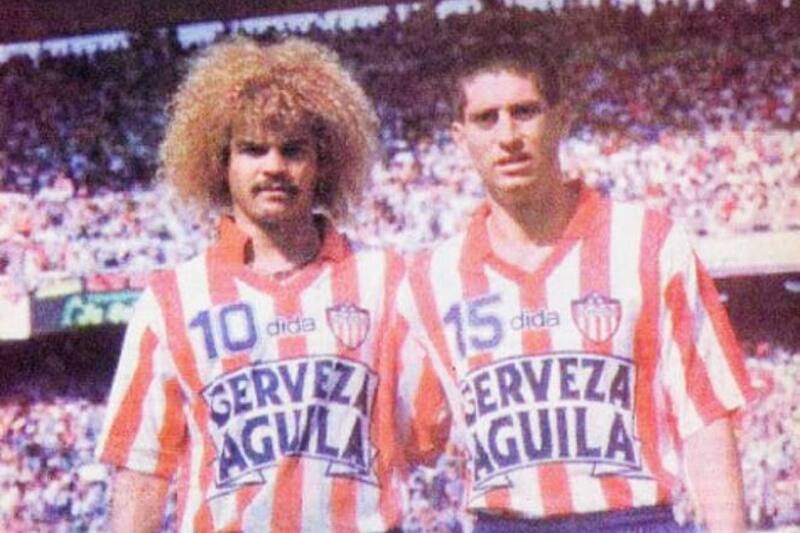 Foto de culto en que posan Carlos El Pibe Valderrama y Cristián Montecinos.