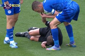 VIDEO | A lo Rose en Titanic: Jamie Vardy es viral en Europa por tocar el silbato para pedir ayuda