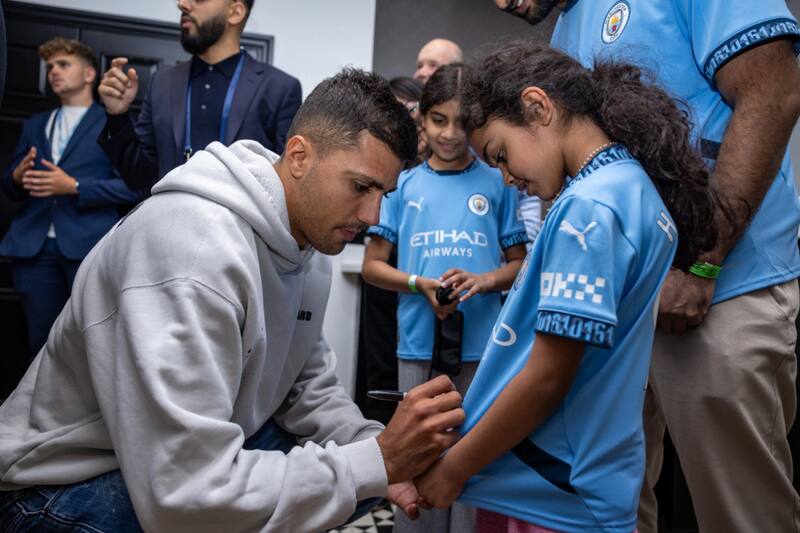compartiendo con hinchas en la Platinum Experience del club. (Foto: Sitio Web ManCity.com)