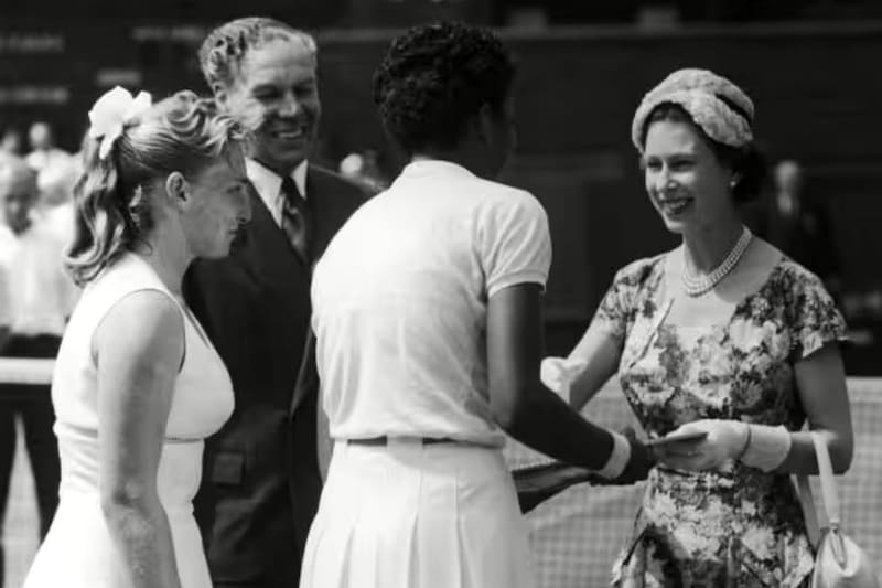 La Reina entrega el trofeo a la tenista estadounidense Althea Gibson en 1957.