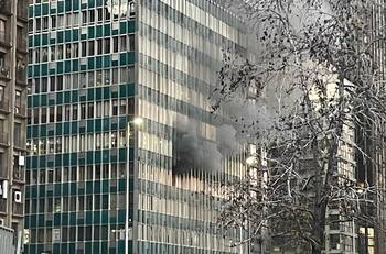 VIDEO | Incendio afecta edificio ubicado en Paseo Ahumada: Han llegado siete carros de Bomberos