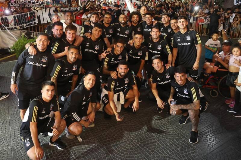 en uno de los banderazos que le realizó la hinchada en el hotel de concentración.