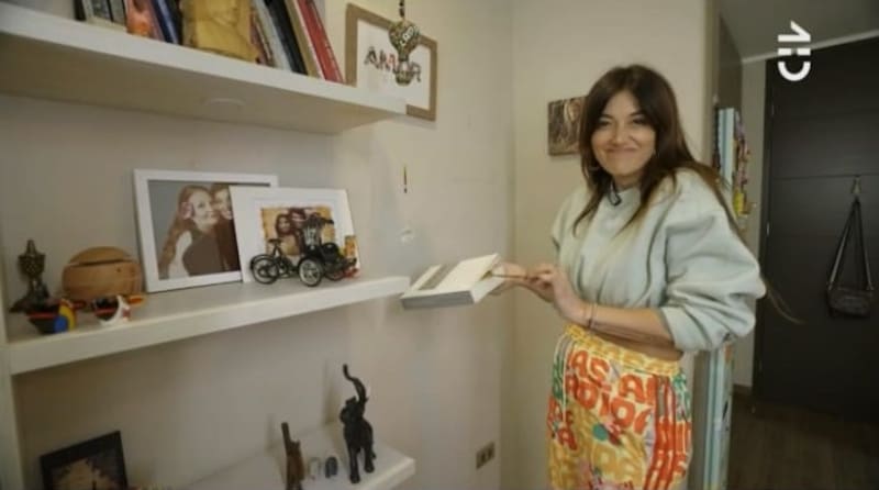 La sala de estar de Yamila Reyna. Créditos: Pantallazo CHV