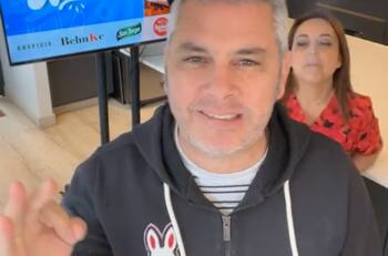 Hasta jugó con un regalo: Hija de José Miguel Viñuela protagonizó tierno momento en "Desde mi cocina con la Nené"
